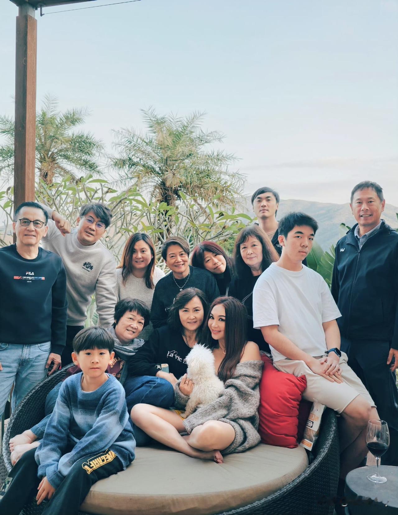 温碧霞和同龄朋友同框，没人觉得很尴尬吗……

温碧霞比这些阿姨们年龄小不了几岁，