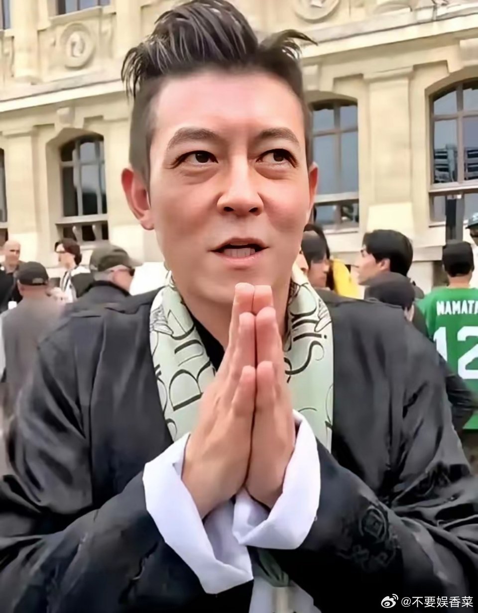 全网都在刷陈冠希“现原形”？说他又黑又矮又老，岁月是把杀猪刀。香港中环街头，他自