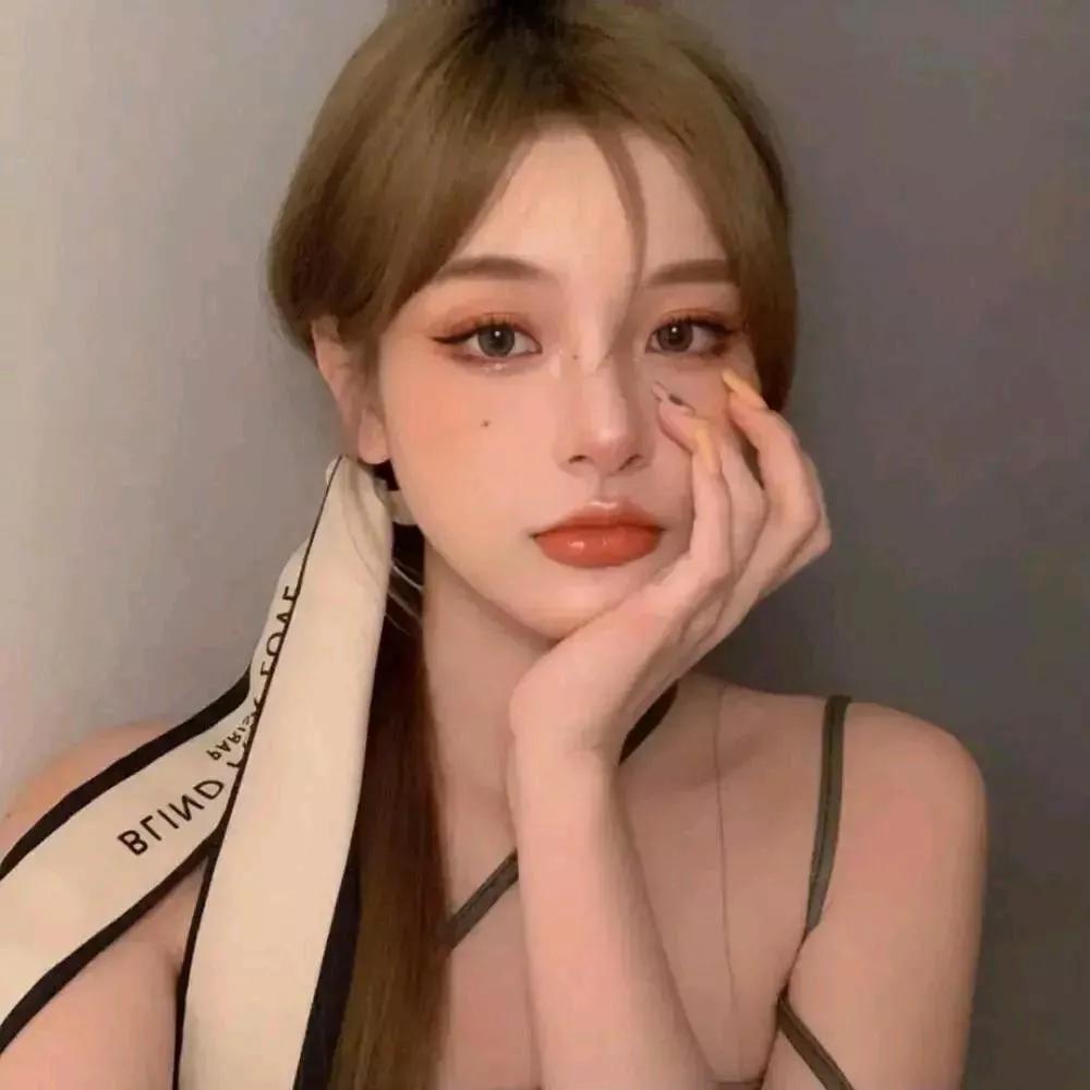 元气少女清新自拍，温暖色调，自然美态。