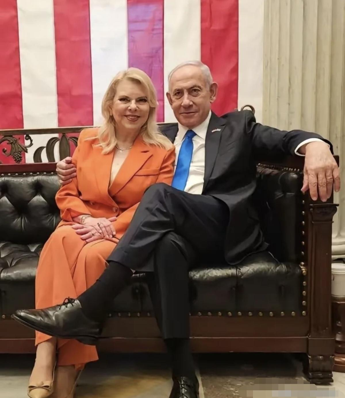 内塔尼亚胡和他的妻子莎拉。
内塔尼亚胡的坐姿很霸气，眼神里透出一股狠劲儿，他身边
