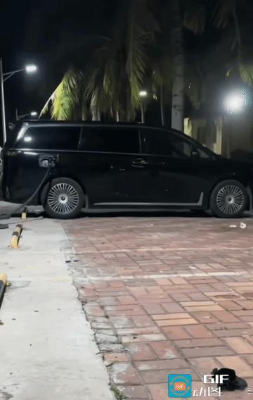 电车充电车身抖动，电流太猛？
 
深夜实拍太迷惑了！
黑色MPV充电的时候，车身
