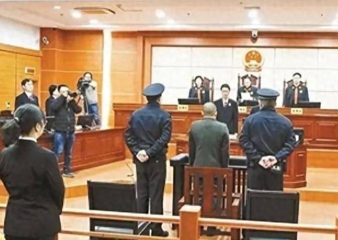 这事儿得从2014年说起，四川有个18岁的小伙子，网购了24把玩具枪，结果被判了