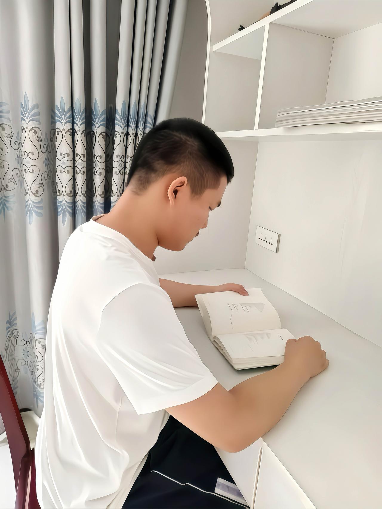 ［营山残疾少年637分叩开电子科大校门］

近日，营山县灵鹫镇墩子村学子牛森收到