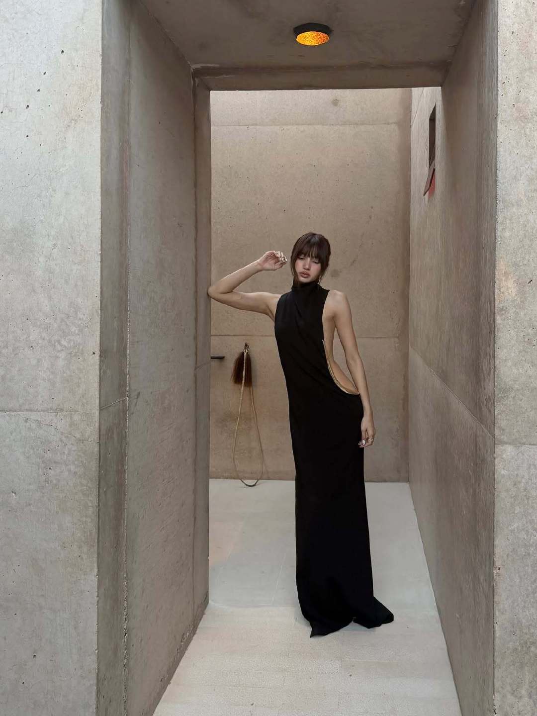 Lisa更新度假照Lisa真空侧开露背裙妈耶，这个背和这个腰！ 