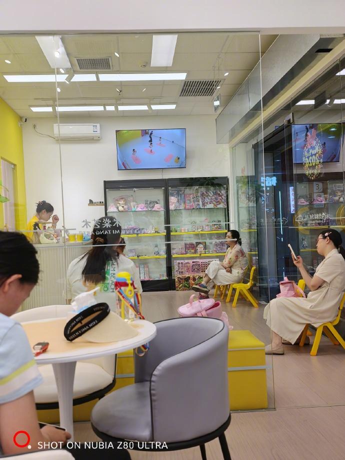 老胡带小外孙女周末上课，坐在门外等待下课。这样的等待就是无数家长的周末，既是空耗