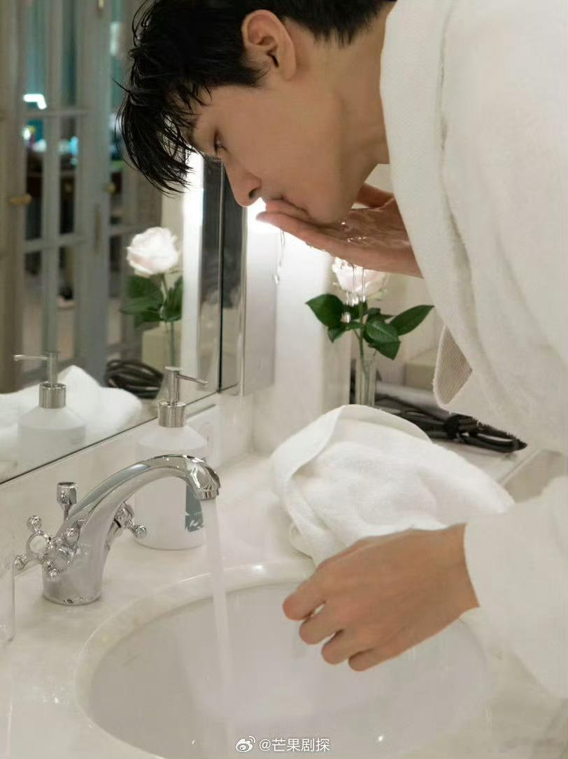 龚俊工作室真不拿网友当外人龚俊湿发深V浴袍 大大方方的多好，是不是啊老龚～ 