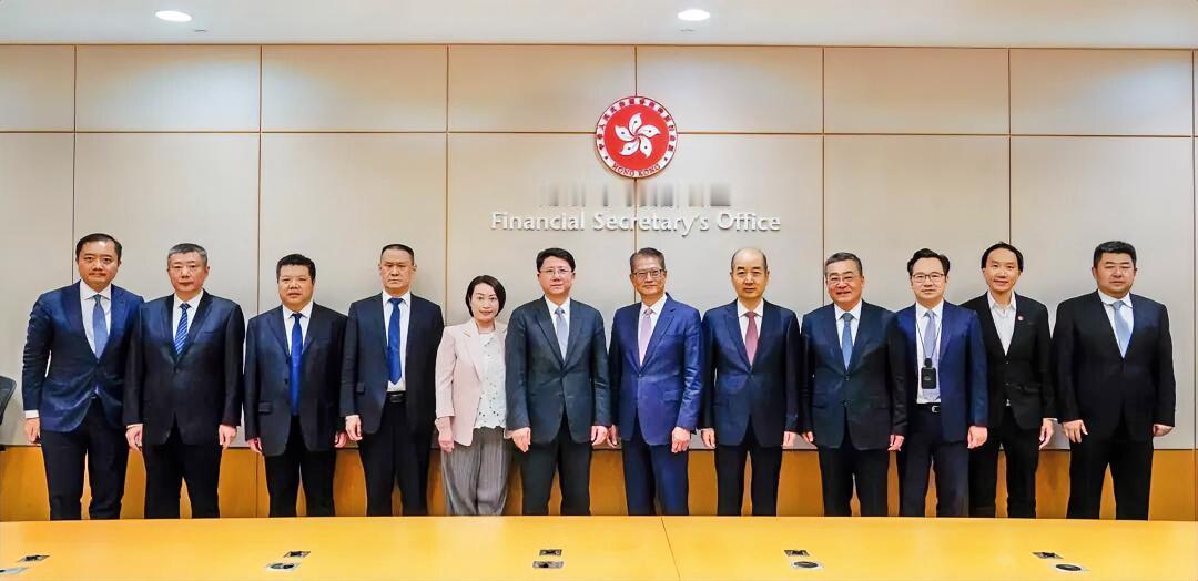 近日，中国中铁总裁赵佃龙应邀赴香港出席第十一届“一带一路”高峰论坛，参加香港特区