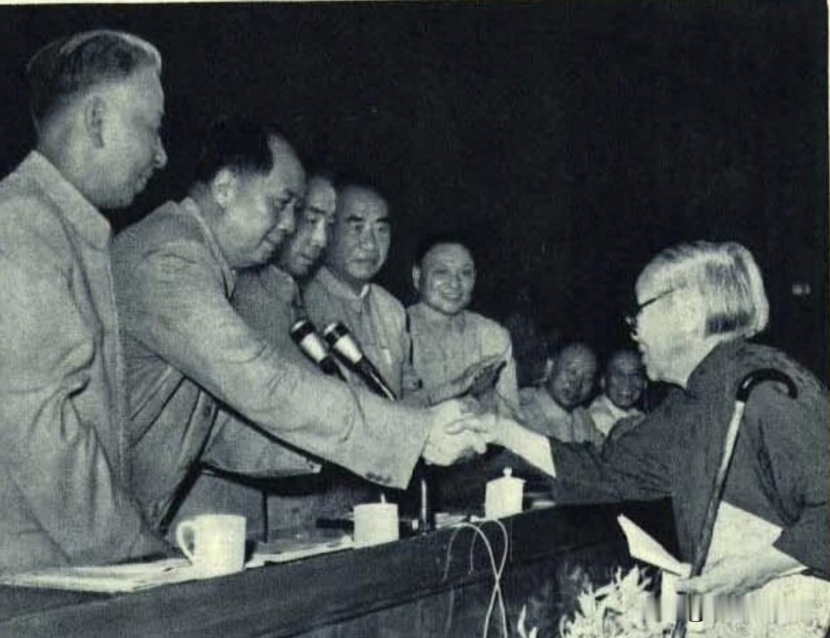 1961年6月30日晚，在人民大会堂庆祝建党四十周年活动期间，毛泽东与何香凝握手