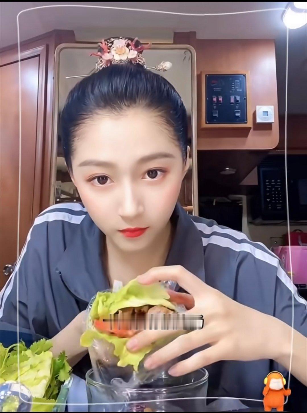 关晓彤的健康餐又上新了没有主食，感觉都吃不饱啊都是菜类的，果然女明星的身材不是每
