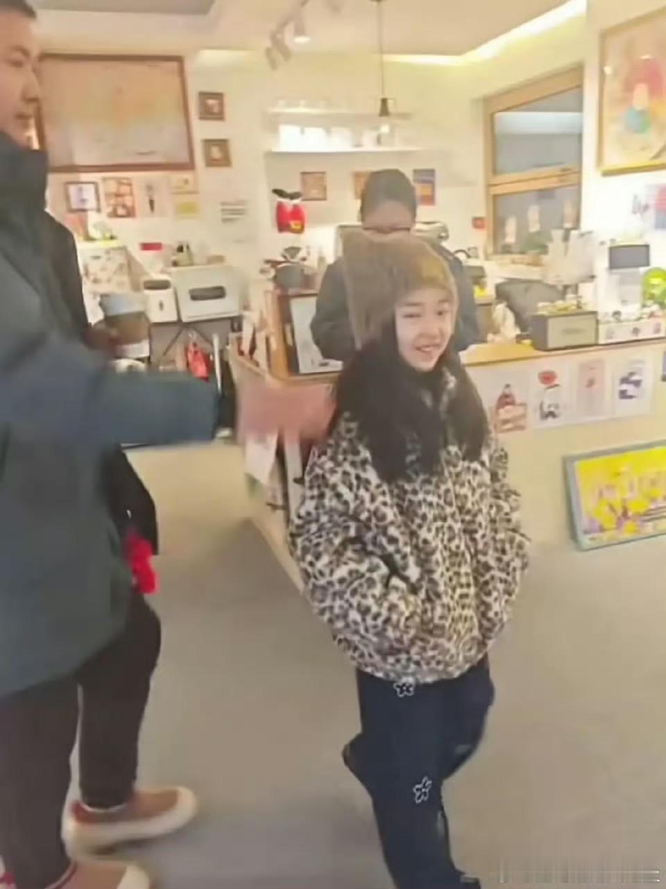 张维伊也心痛
他能够被董璇爱护，也能够被小酒窝接受，但是他有一点这辈子都会在意，