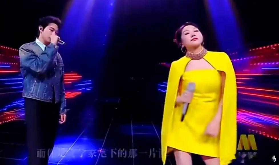 闫妮在今晚的大湾区晚会上，真的找到自己的舒适区了！她和魏大勋合唱，一上台她就在旁