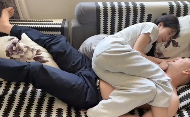 刷到个视频，闺女躺老爸身上配文“小情人”，真给我整无语了。这词本来就怪怪的，父女