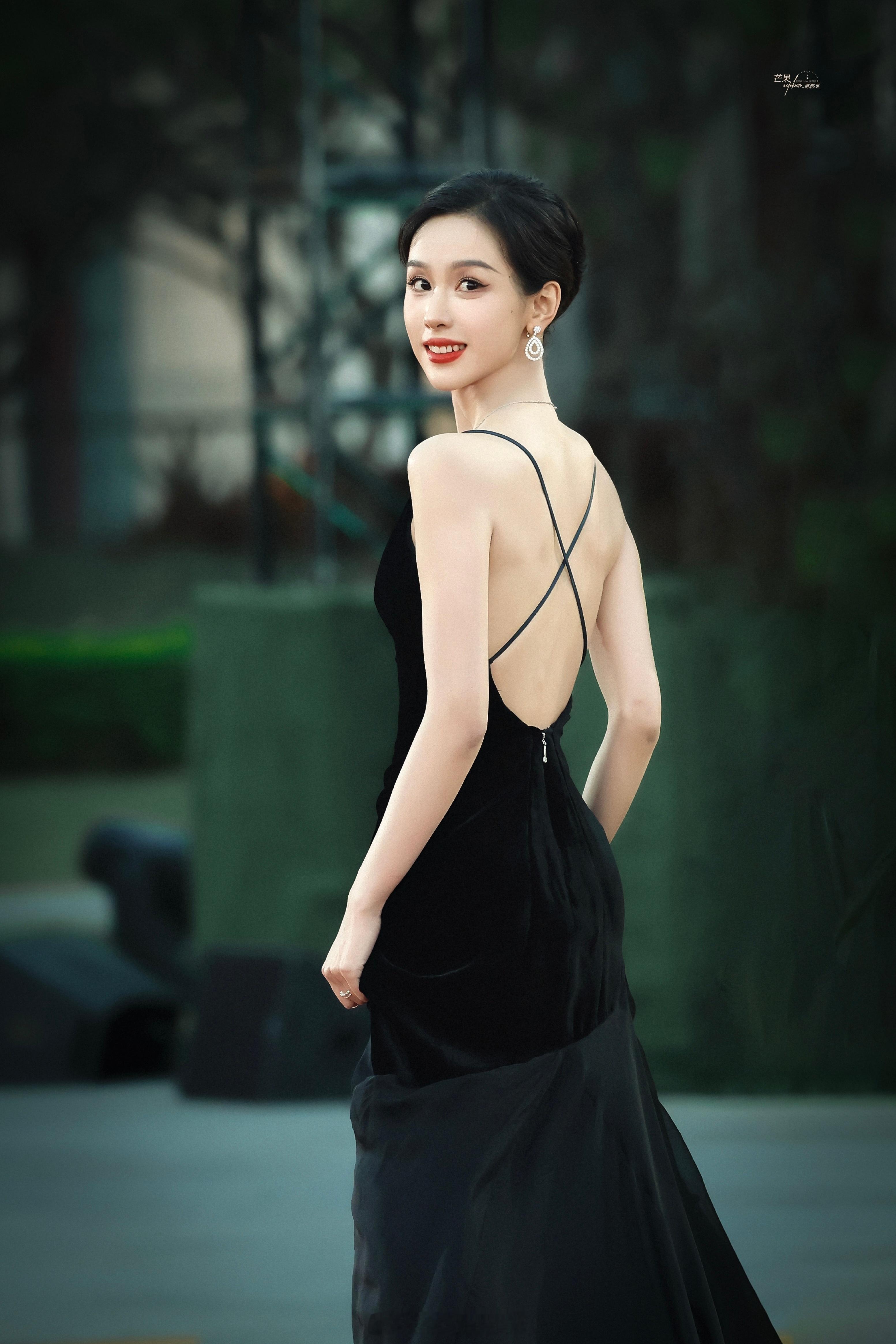 陈都灵金鸡奖红毯造型路透图来了，陈都灵黑色深v薄纱礼服挺好看的呀！  