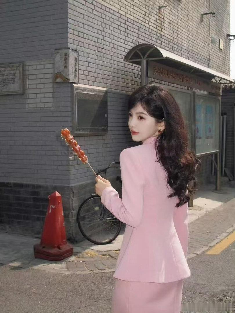 章若楠又美又灵电视剧雨霖铃临场反应利落出彩，模样柔美秀气，跑动时红发带飘逸灵动，