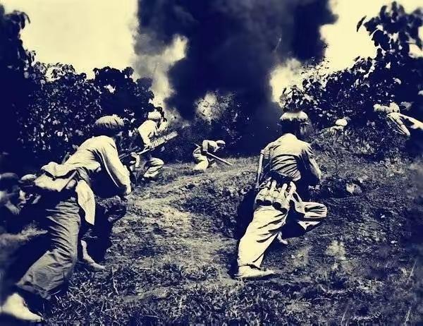 1947年底，运城战场。战士一炮就打掉敌军碉堡，战后，王震快步上前问：“你是从哪