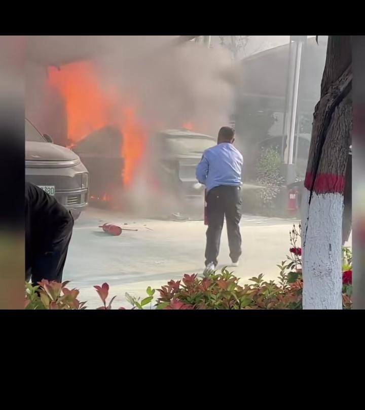 昨天小区后围墙车棚下停的电车不知道什么原因突然起火了，保安发现的及时，赶忙就拿灭