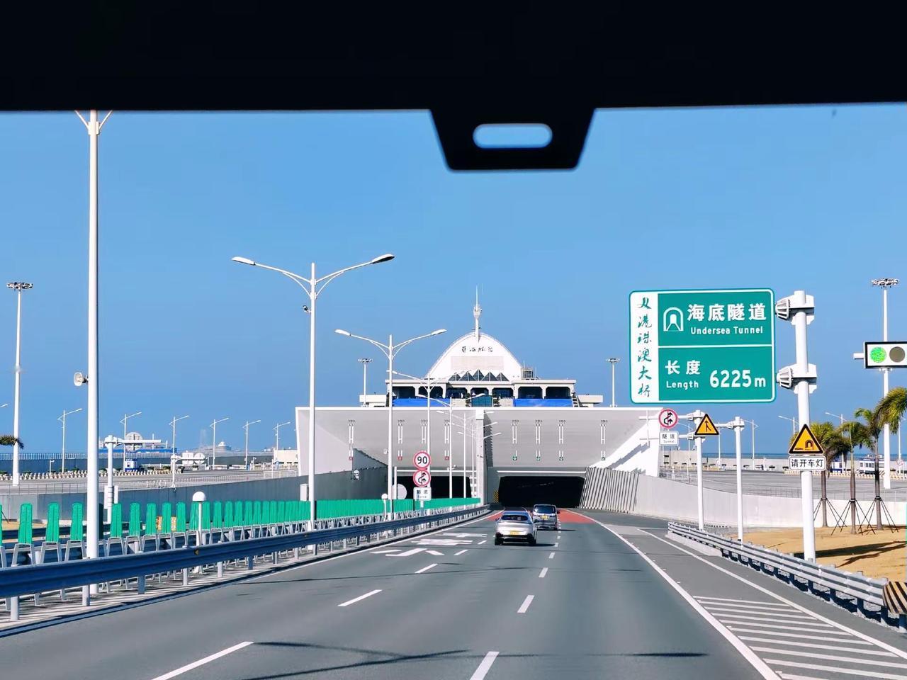 海天卧长龙，三地一线通。钢脊挑日月，隧穿碧波丛。这是华夏匠心的刻度，这是跨越天堑