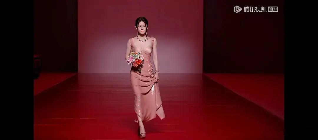 赵露思年冠女王星光大赏压轴出场，气色不错，白得发光，看得出年冠女王就这么厉害，大