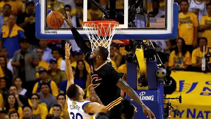 整整十年前，勒布朗-詹姆斯与克利夫兰骑士在2016年NBA总决赛中面对金州勇士以
