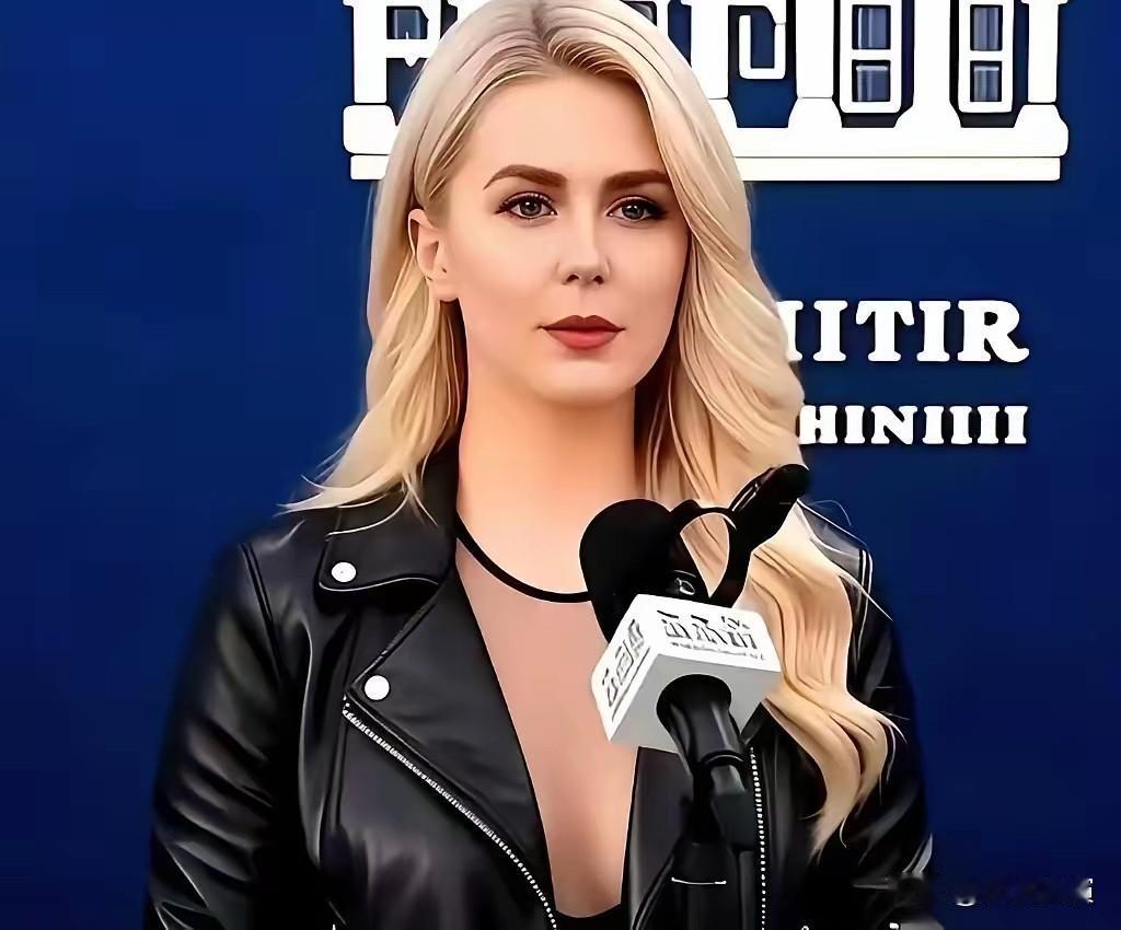 白宫那位28岁的美女发言人，当着所有记者的面，笑着宣布了一件事。

这位白宫发言