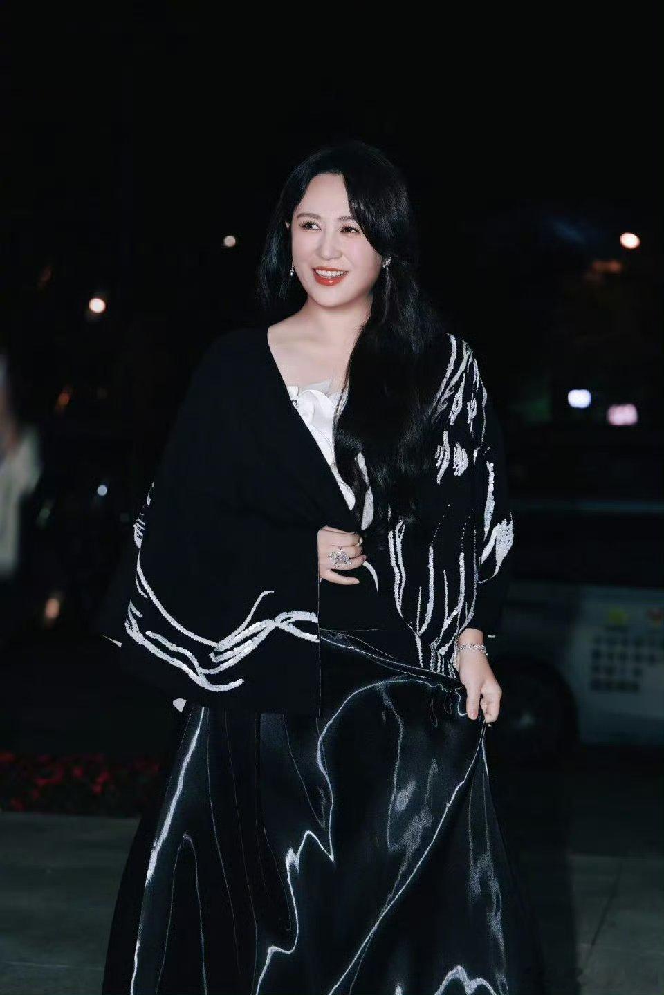 马丽下车神图来啦[期待][期待][期待]谁给我们丽姐拍的重重有赏[期待][期待]