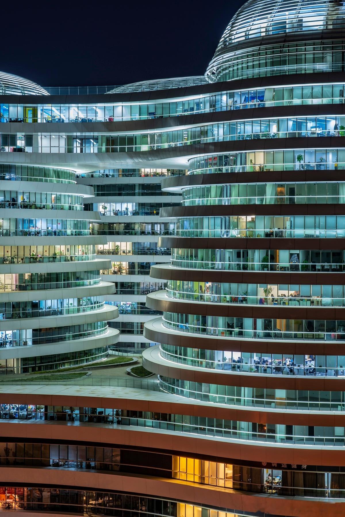 大学生创业要对创业机会进行筛选，考虑以下因素不与行业强者展开硬碰硬的直接竞争，集