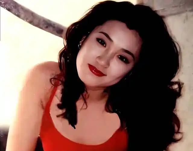 张艺谋当年正眼都没瞧过瞿颖，问了两句就想打发走。原本安红这个角色根本不属于她，北