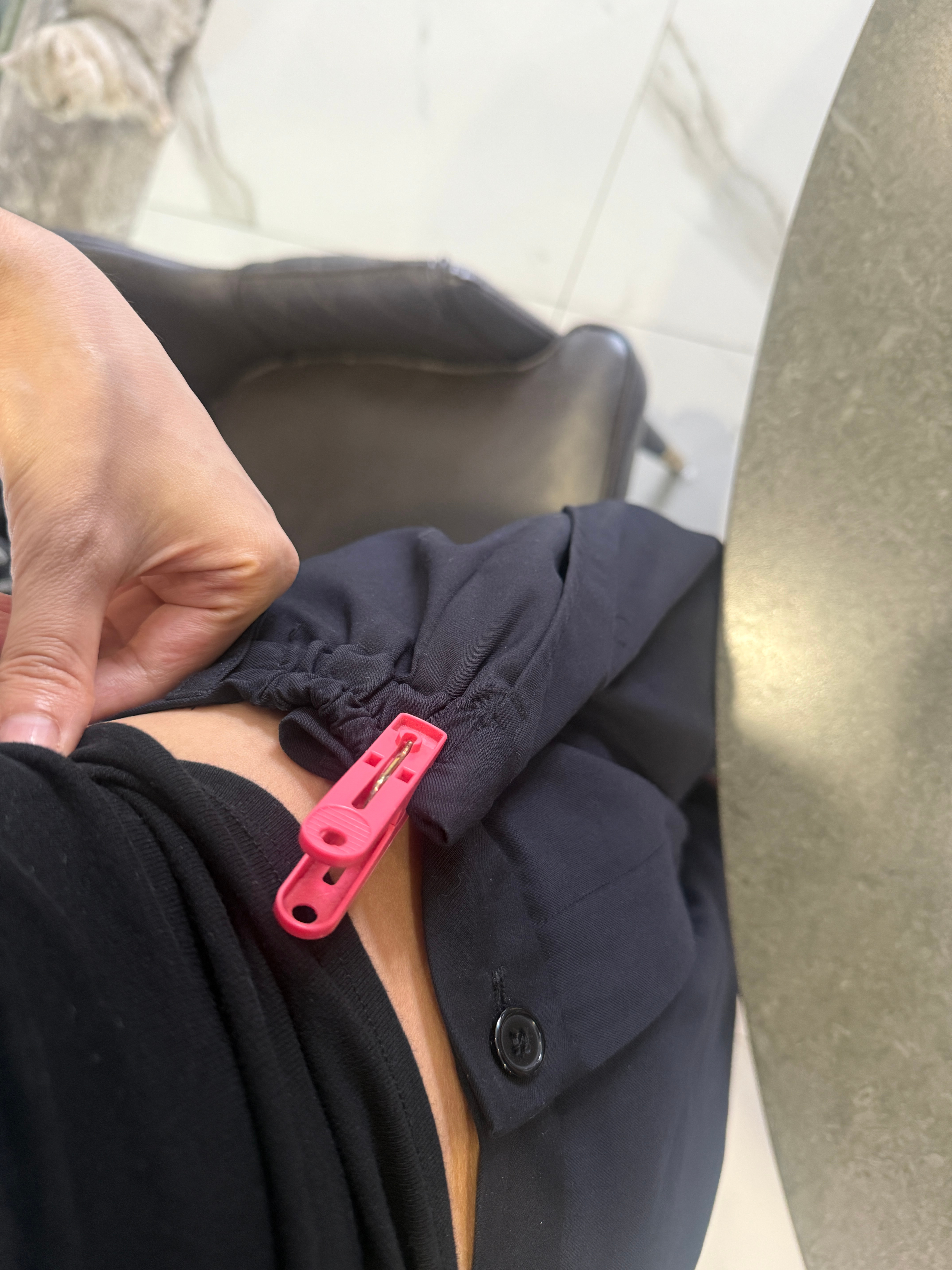 游泳游起 裤子大一圈一直往下掉 上午实在没办法随手拿了个夹子夹起去上班[允悲][