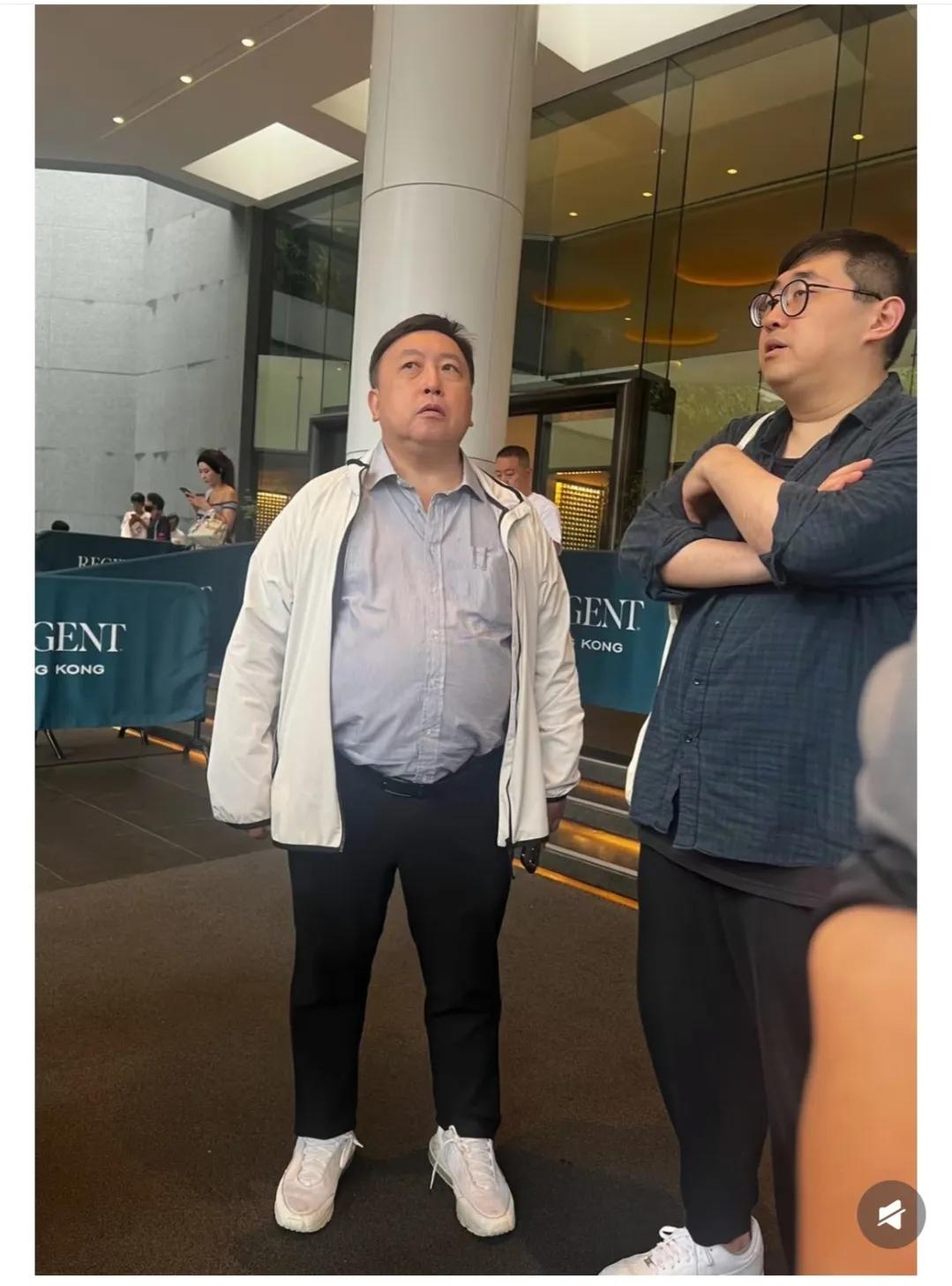王晶，除了肚子大点，一点都看不出快七十岁的。