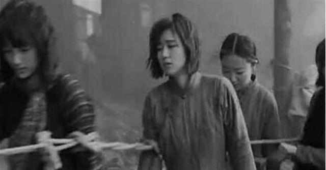 她因长相漂亮成了慰安妇，被日军官霸占5年，生下女儿后至死未见

一个漂亮女孩，本