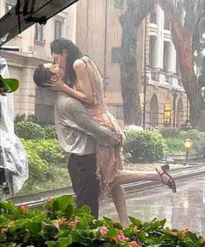 谁懂啊！陈伟霆和钟楚曦的雨中吻戏路透，直接把氛围感拉满了。
 
暴雨里浑身湿透，