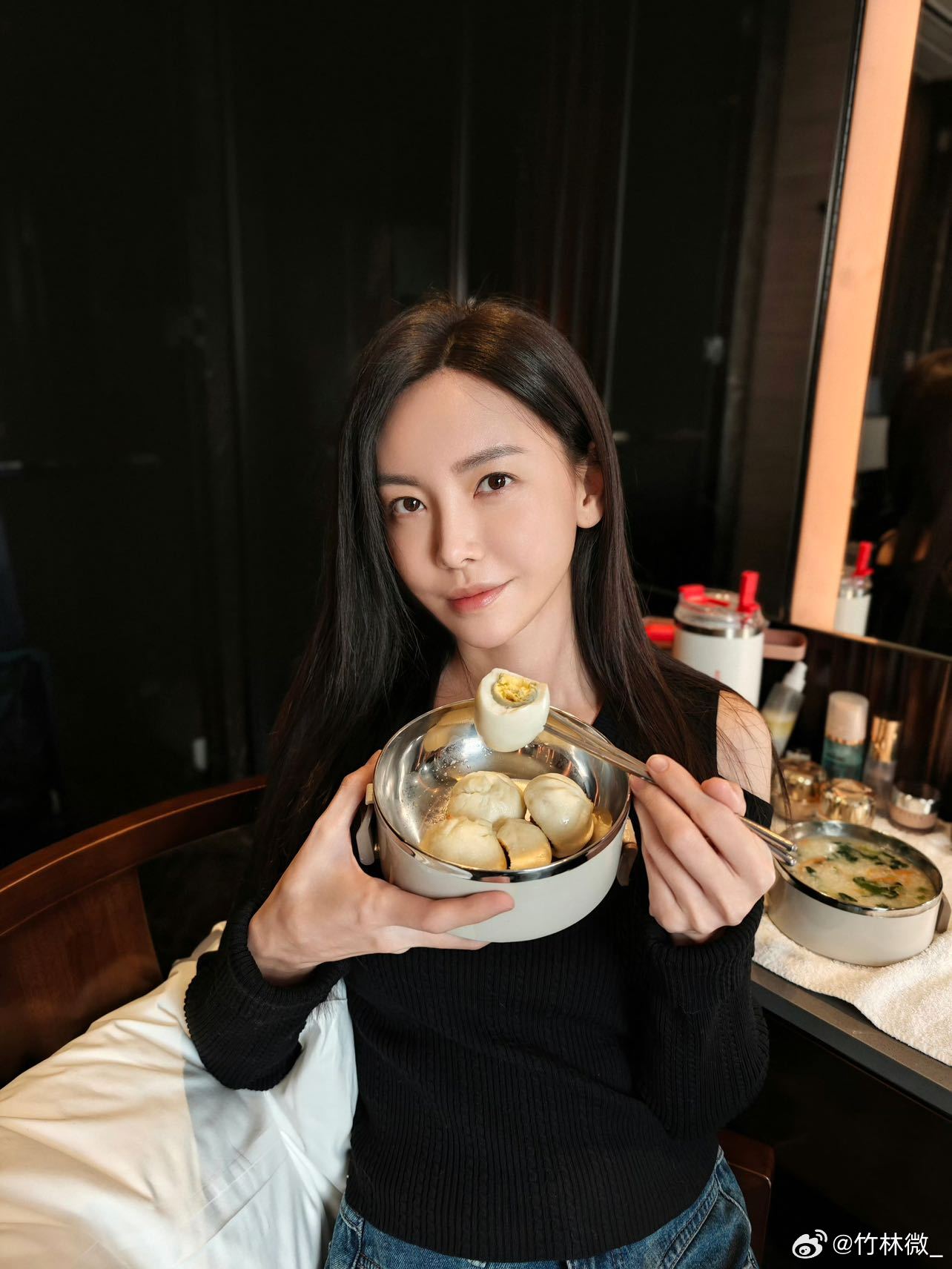 于文文说得好好吃饭再去上班于文文今天卷不动了谁看了不心疼！于文文还没康复就带病来