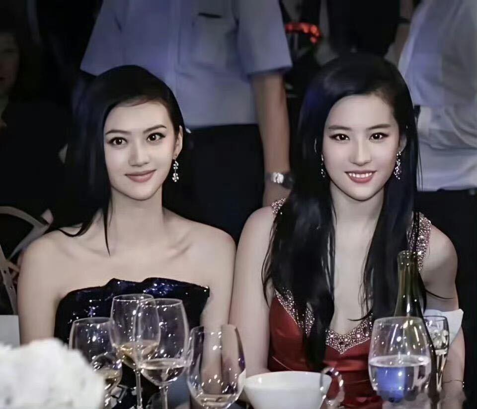 景甜和刘亦菲同框，势均力敌的美貌 