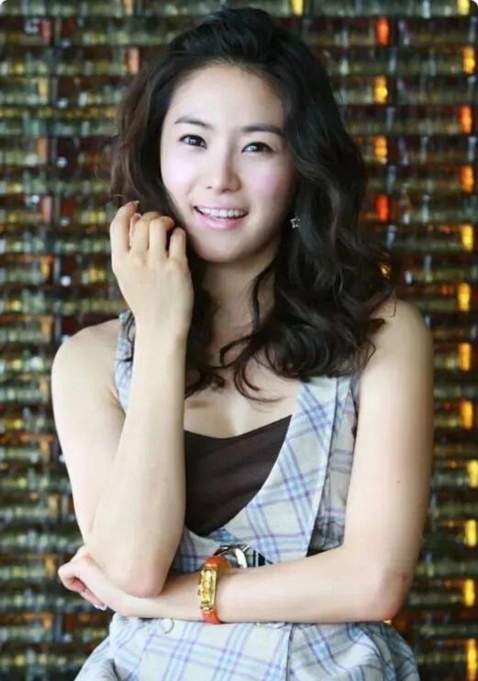 39岁的刘荷娜，是永远带着时光温度的美好存在。当年《放羊的星星》里，她用灵动眼神