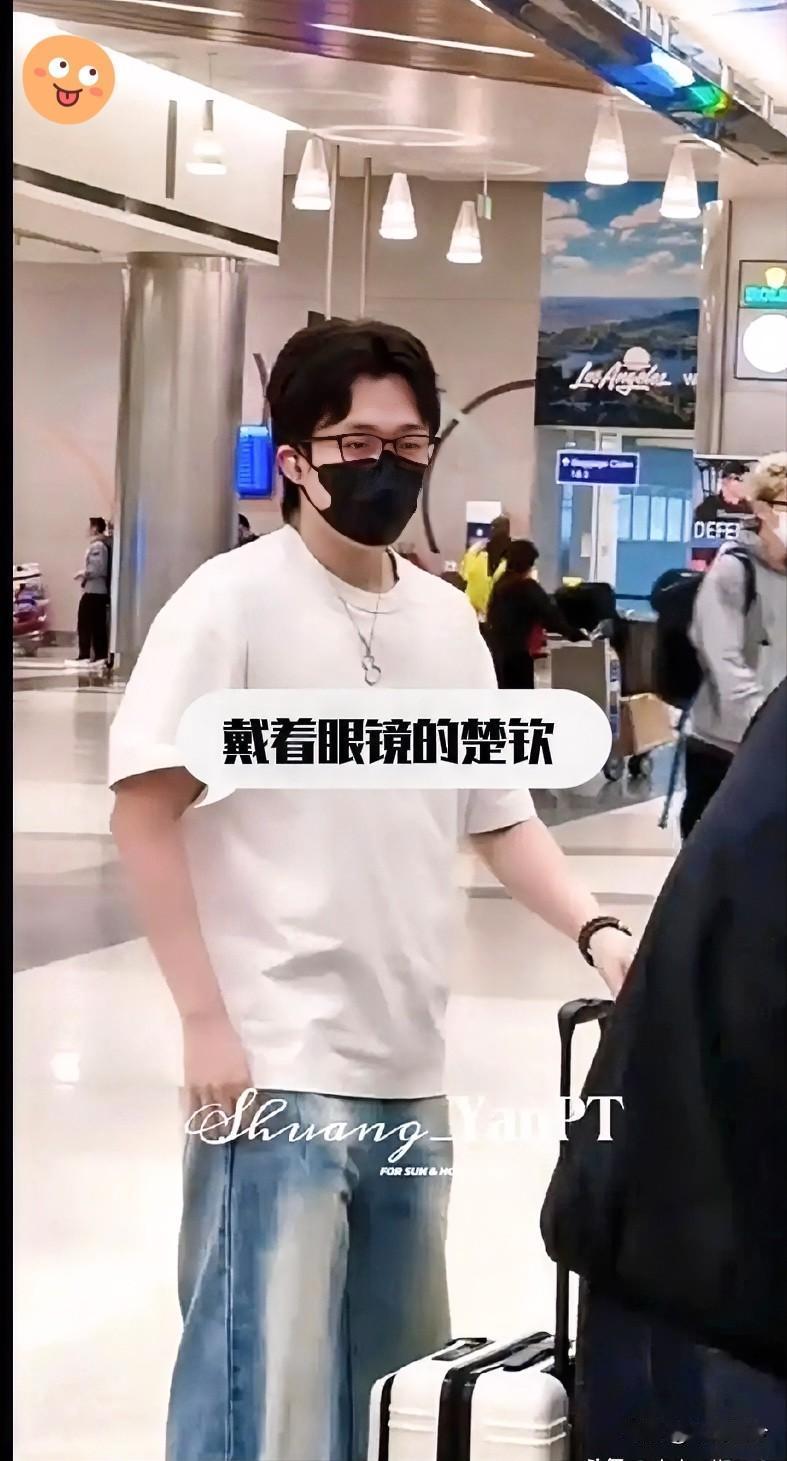 🔥长途跋涉终落地！
国乒全队现身机场，
孙颖莎暖心细节圈粉无数

      