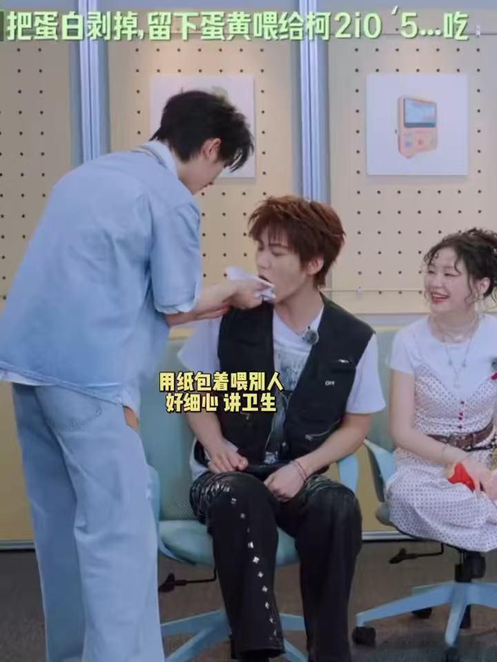 丁程鑫周柯宇吃一个鸡蛋开始推理吧 丁程鑫的细节处理很贴心，特意用纸分开鸡蛋，将蛋