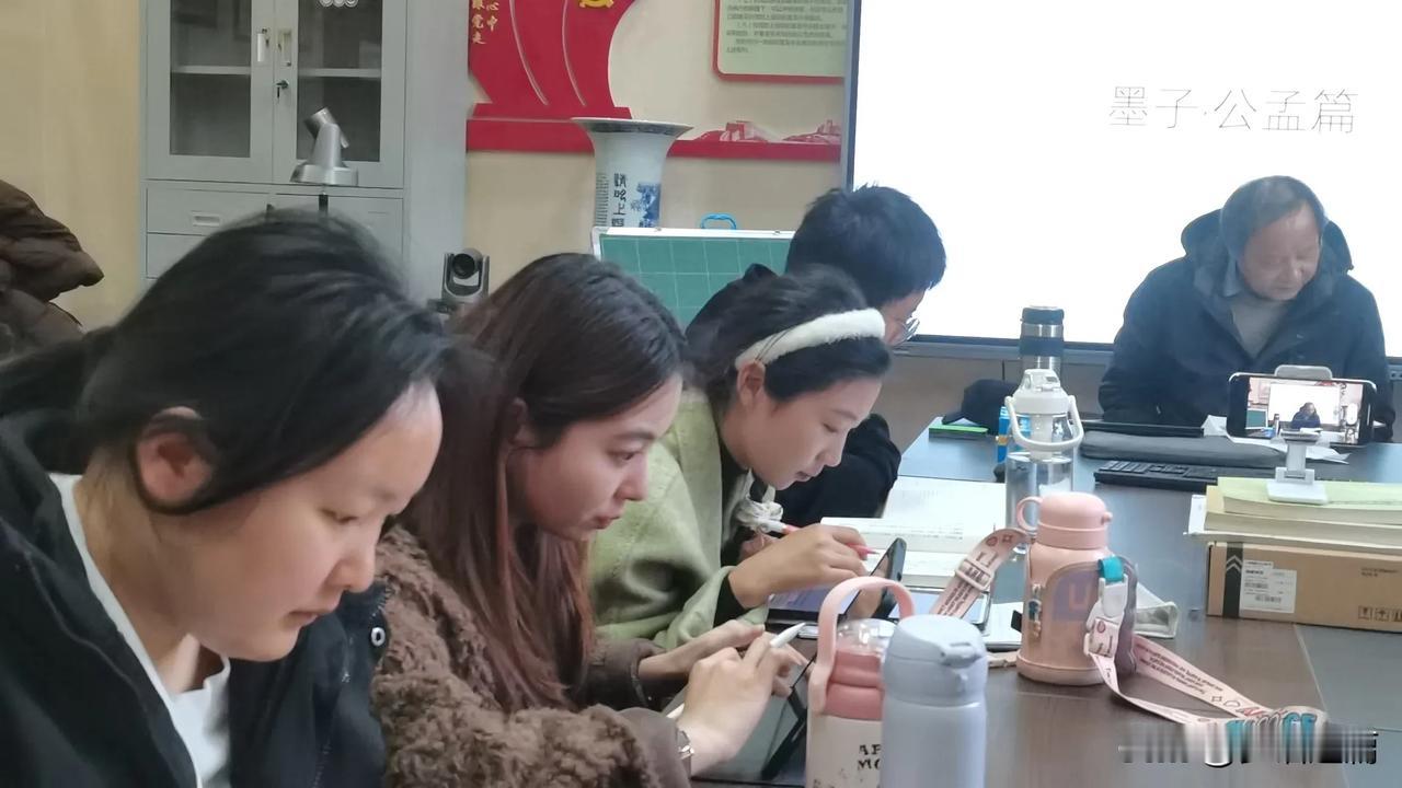 刚加完油，一服务生带着口罩走过来问：“你是否学校的？和成英英老师那位……，”我说