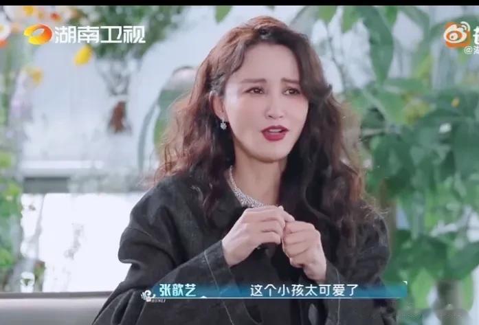 张歆艺和袁宏婚前试婚旅游，看上了一件饰品准备付钱，袁弘却突然说他肚子疼要去找厕所