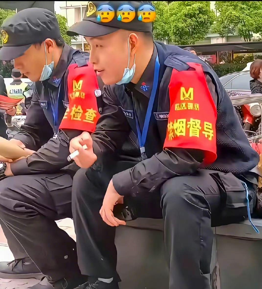 写着控烟与文明，
嘴上说着不许抽，
手里烟卷握得紧，
己身不正难正人，
督导先成