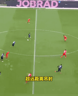 进攻方发现守门员远离球门，边中场射门，守门员没有放弃，疯狂追赶。在球即将进入球门