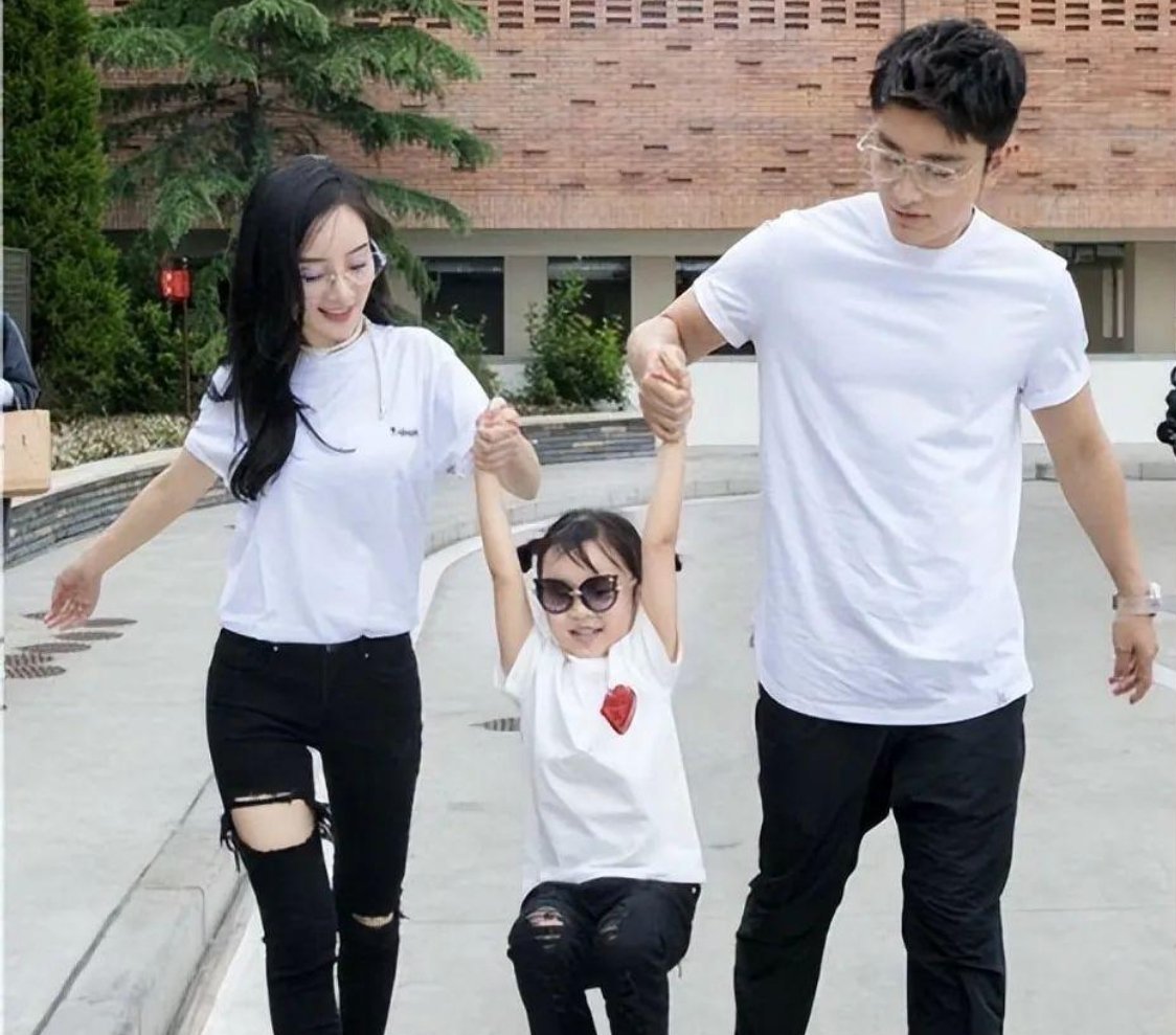 甜馨晒与爸妈旧照配文好爱你们旧照定格美好瞬间，甜馨深情告白父母好爱你们，字里行间