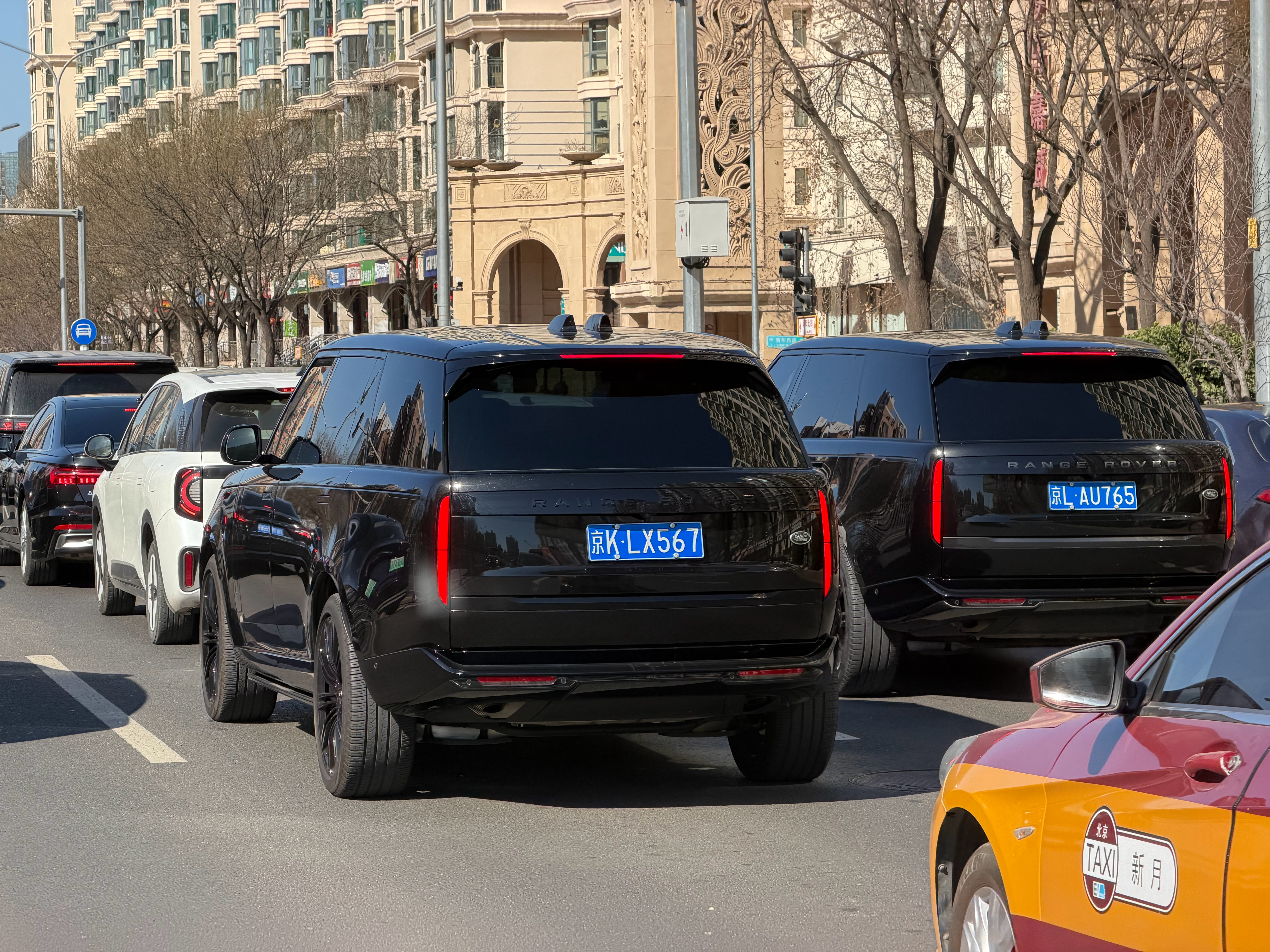 北京马路上大揽胜的能见率，都快赶上蔚来es8了。