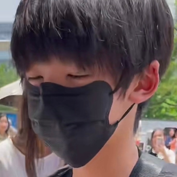 眼睛适应黑暗后再猛的暴露在阳光下的痛苦看我家这小子紧闭的双眼就能感觉到 ​​​