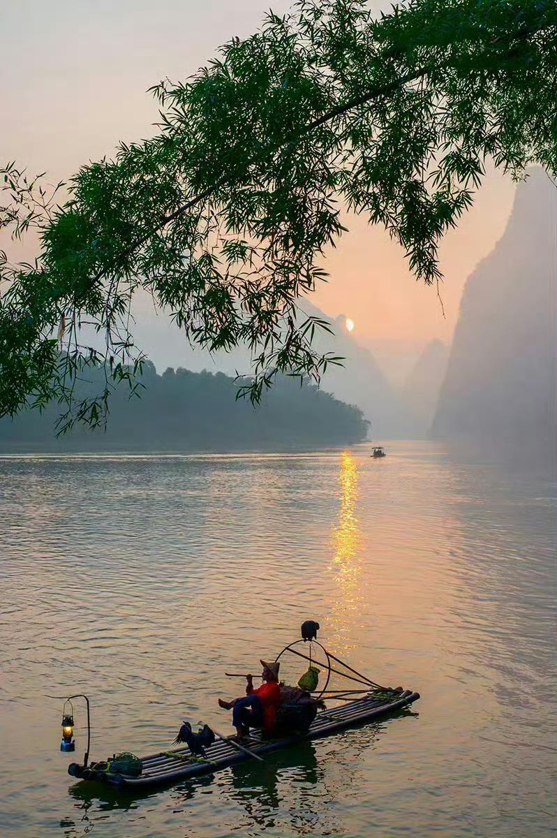 乘一叶扁舟，入水墨漓江。
看晨雾漫过峰林，看渔火点染江面，看落日把山水都揉成温柔