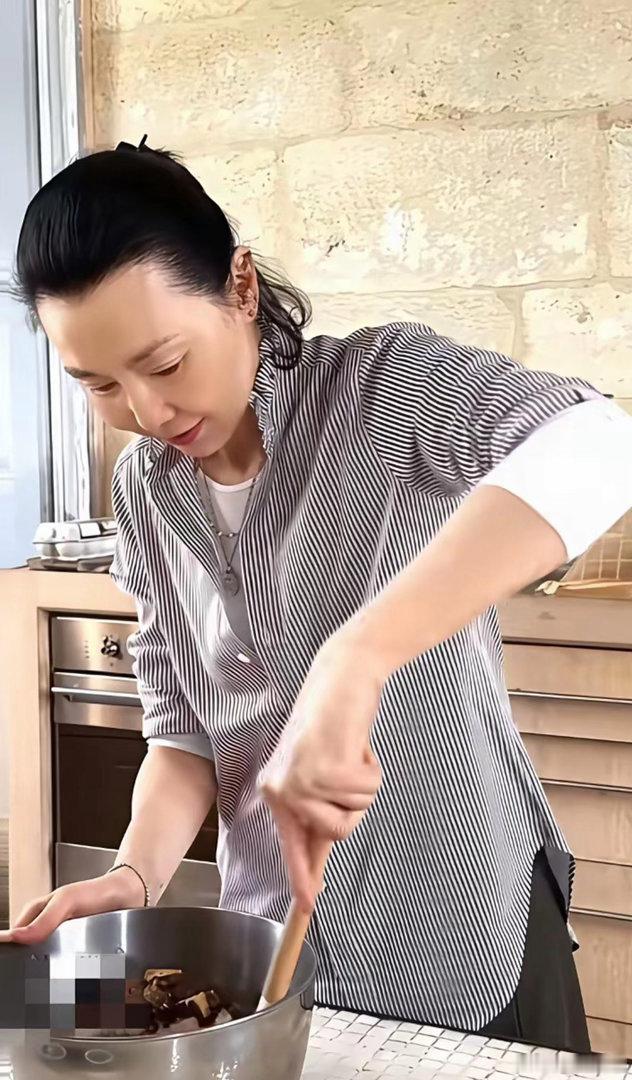 直面真实样貌的张曼玉，不刻意雕琢，尽显松弛从容的生活状态。 