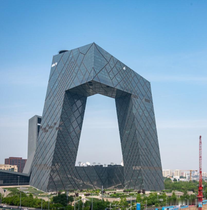 央视大楼，被老百姓俗称“大裤衩”，多年以后，大楼的洋人设计师库哈斯，在国外媒体的
