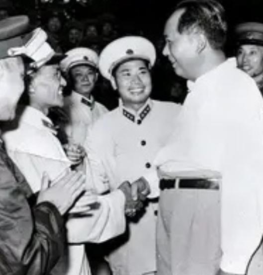 1958年，毛主席在济南接见济南军区干部，67军军长的李水清随队列站立，毛泽东目