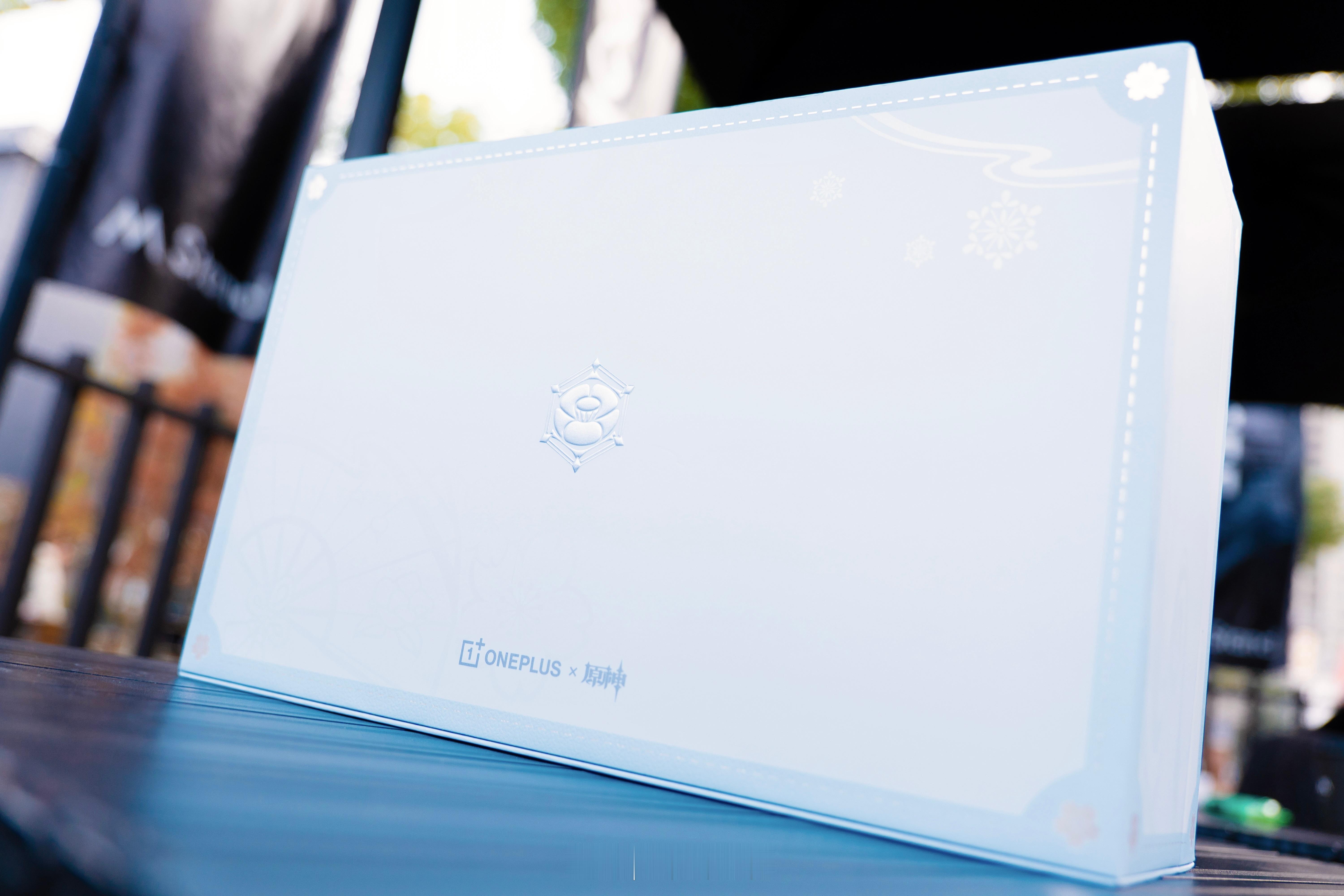 一加Ace 6T的这个定制礼盒真的太美啦～不仅有神里绫华的玩偶，还有立牌和徽章，