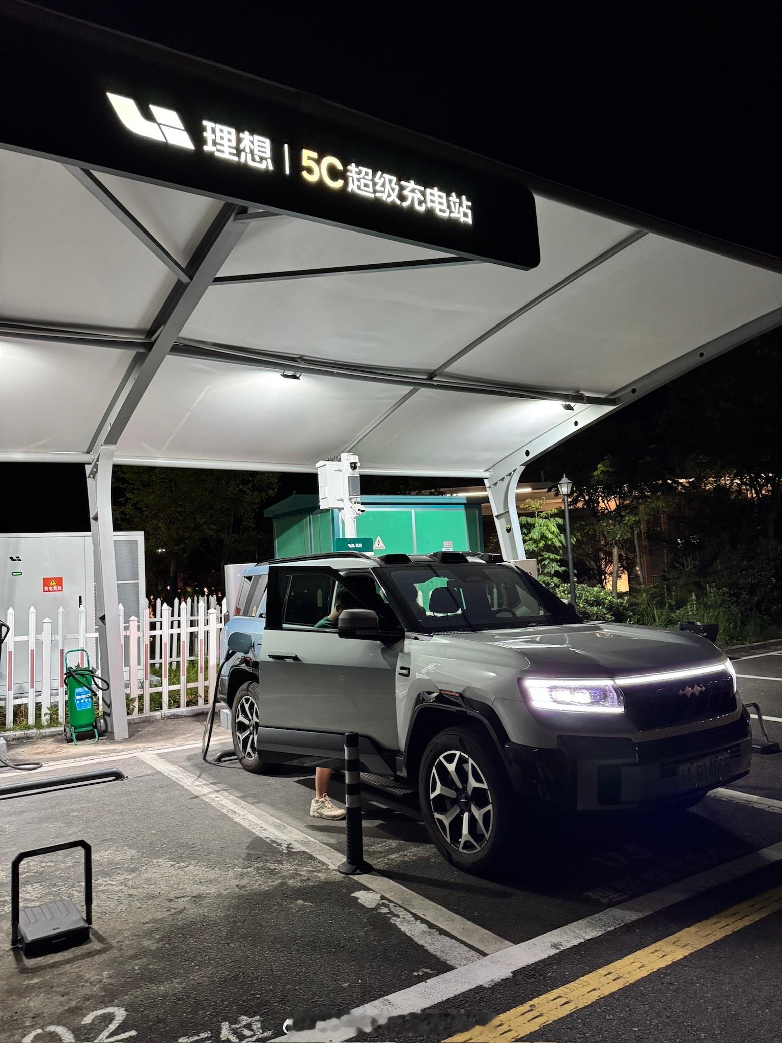 高压平台不只是纯电，也是插混增程最优解。36度电池的豹8，轻松做到3倍率的充电功