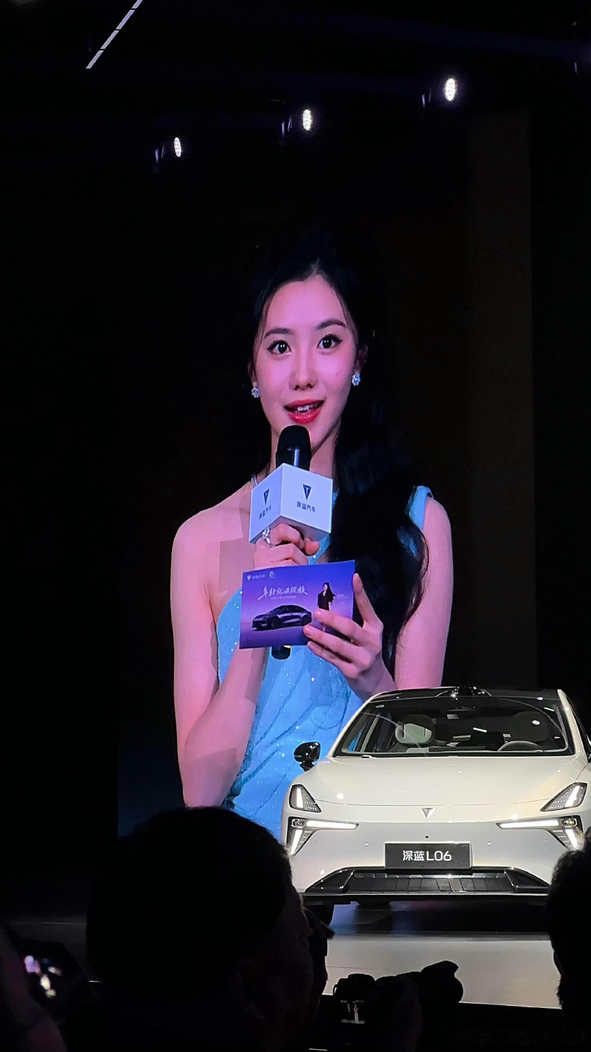 大屏上的刘浩存，好看，